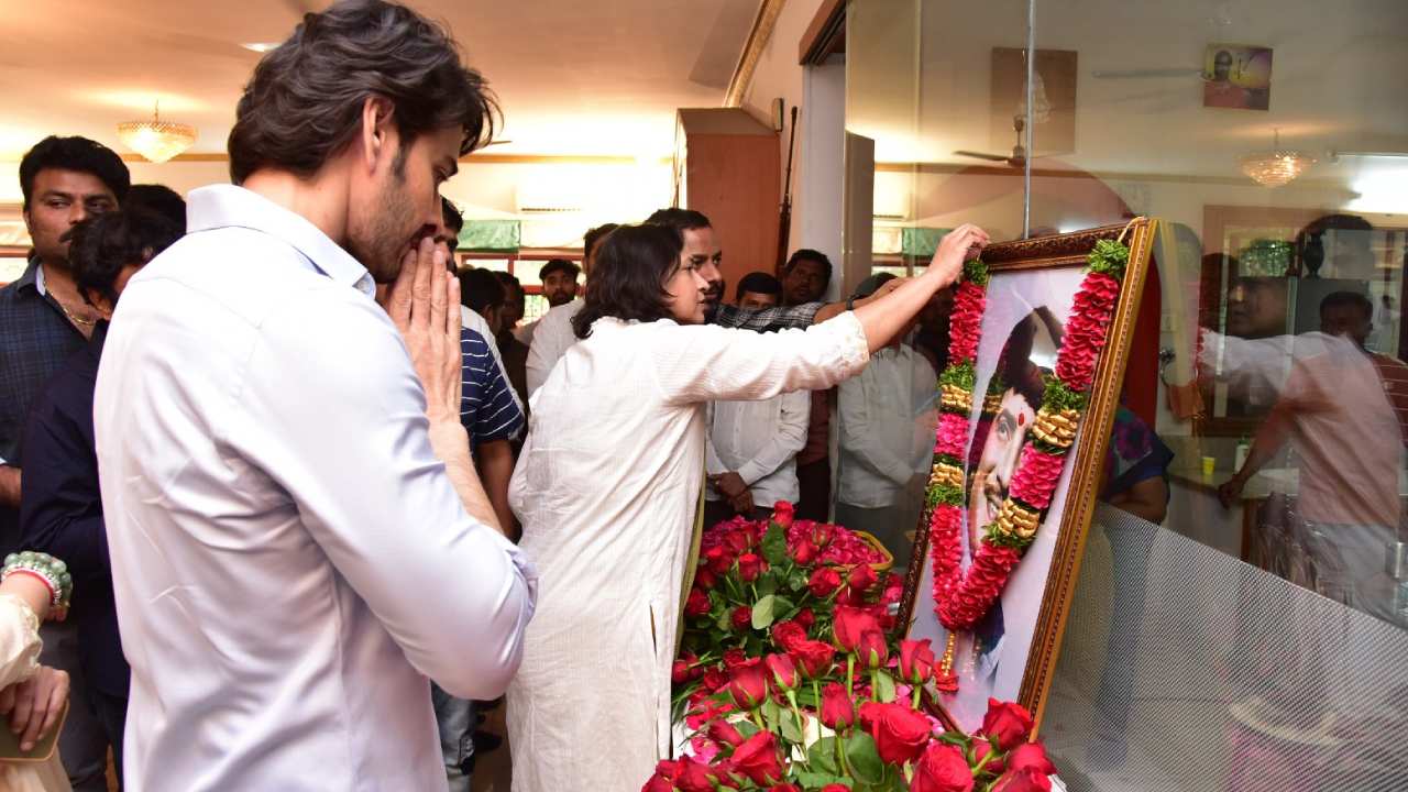 Family Members Pay Tribute As Super Star Krishna Passed Away