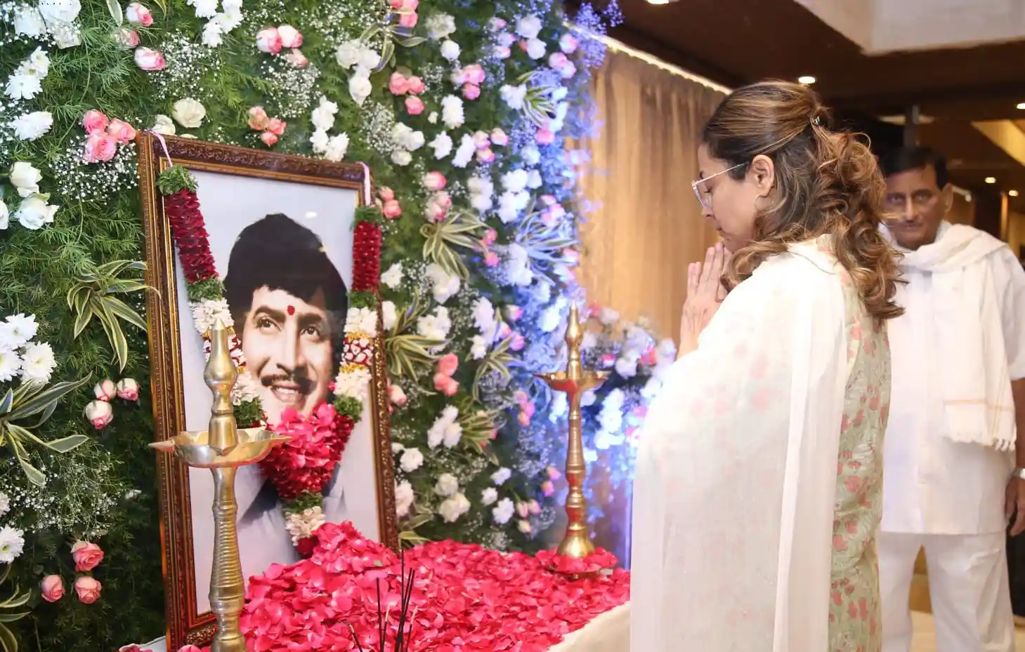 Family Members and Industry Persons are pay last rites to krishna