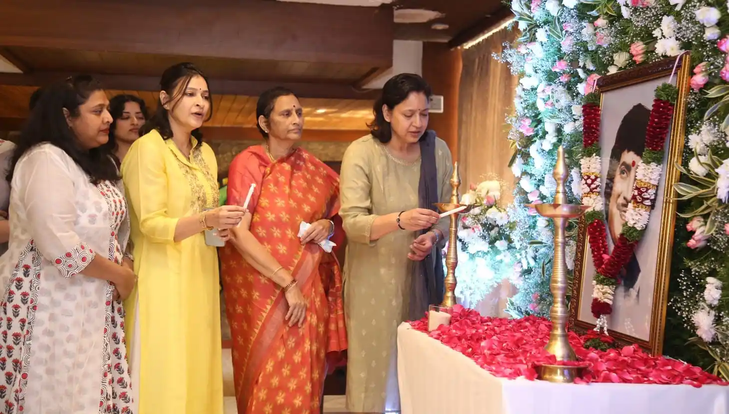 Family Members and Industry Persons are pay last rites to krishna