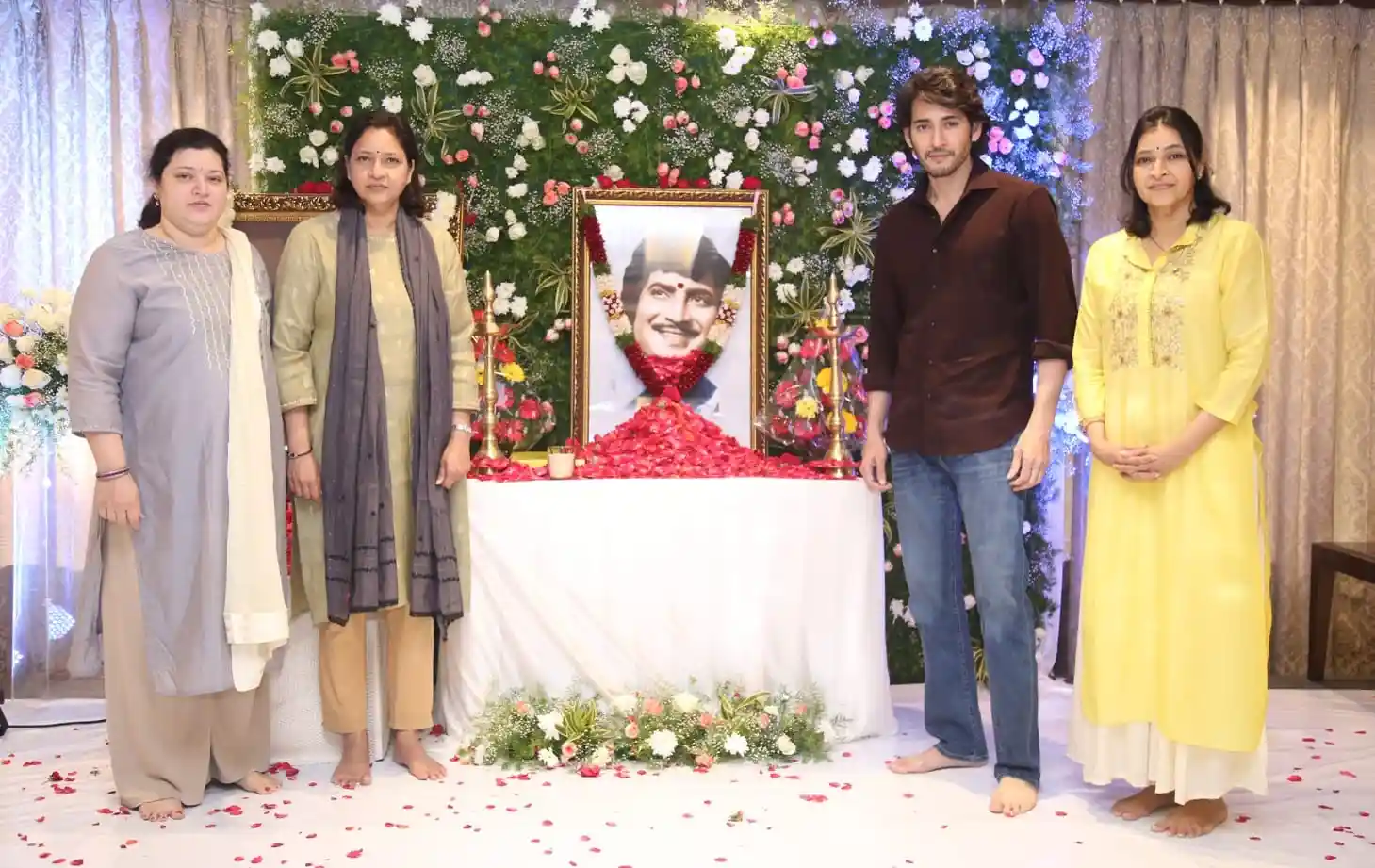 Family Members and Industry Persons are pay last rites to krishna