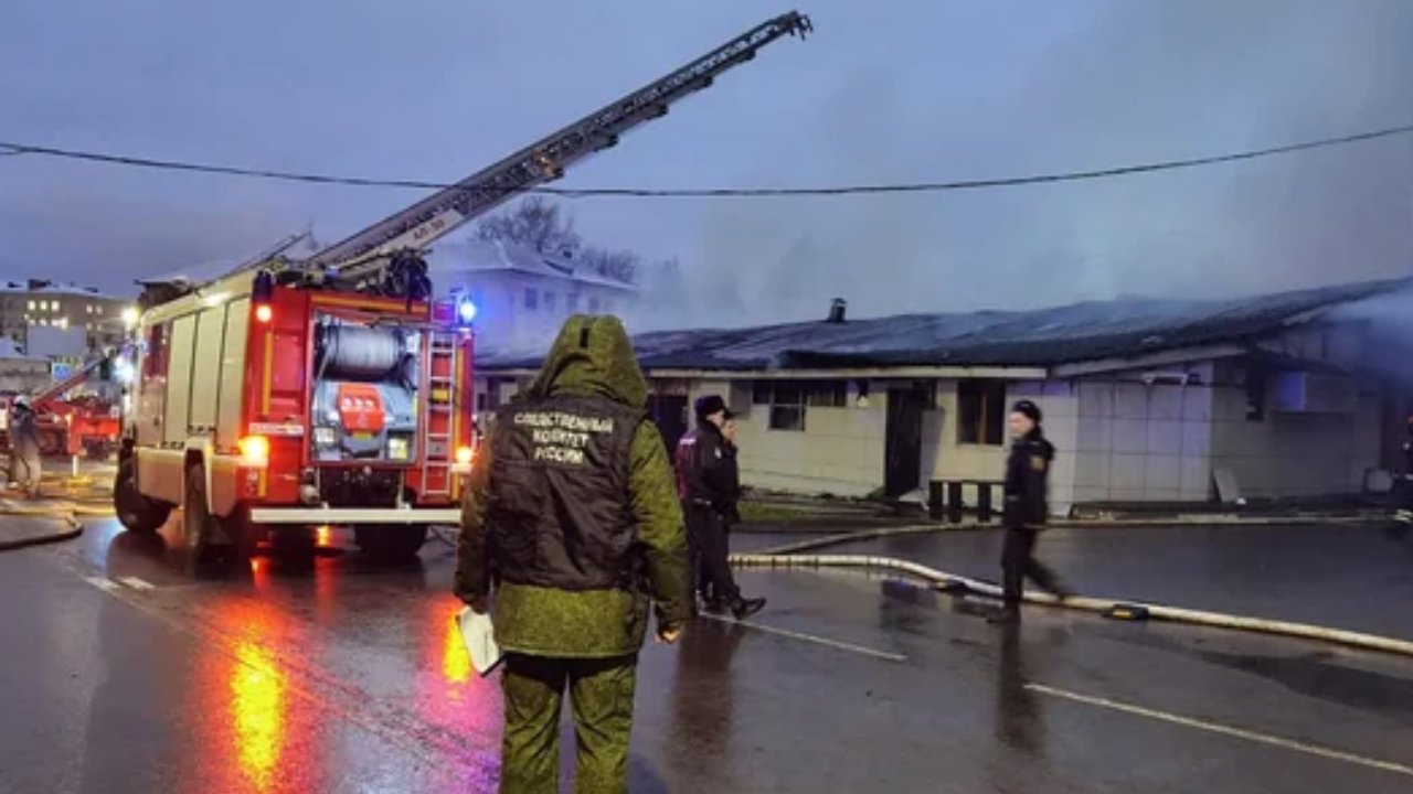 Fire Accdient in Russia: రష్యాలోని కోస్ట్రోమా నగరంలో కేఫ్లో అగ్నిప్రమాదం.. 15 మంది మృతి Fire Accdient in Russia: రష్యాలోని కోస్ట్రోమా నగరంలో కేఫ్లో అగ్నిప్రమాదం.. 15 మంది మృతి