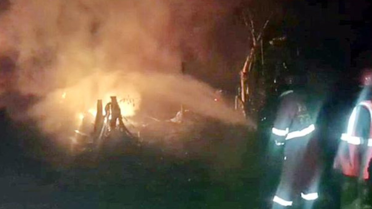 Explosion In Fireworks Center: బాణాసంచా తయారీ కేంద్రంలో పేలుడు.. నలుగురు సజీవదహనం Explosion In Fireworks Center: బాణాసంచా తయారీ కేంద్రంలో పేలుడు.. నలుగురు సజీవదహనం