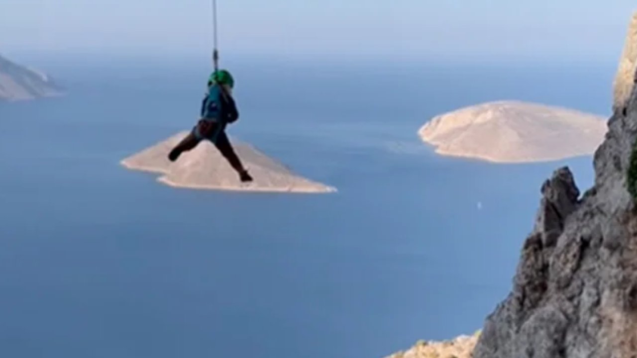Girl Swinging For Mountain: బాబోయ్.. ఈ బుడ్డదానికి ధైర్యం ఎక్కువే.. పెద్దవాళ్ల తరహాలో సాహసాలు చేస్తుంది.. Girl Swinging For Mountain: బాబోయ్.. ఈ బుడ్డదానికి ధైర్యం ఎక్కువే.. పెద్దవాళ్ల తరహాలో సాహసాలు చేస్తుంది..