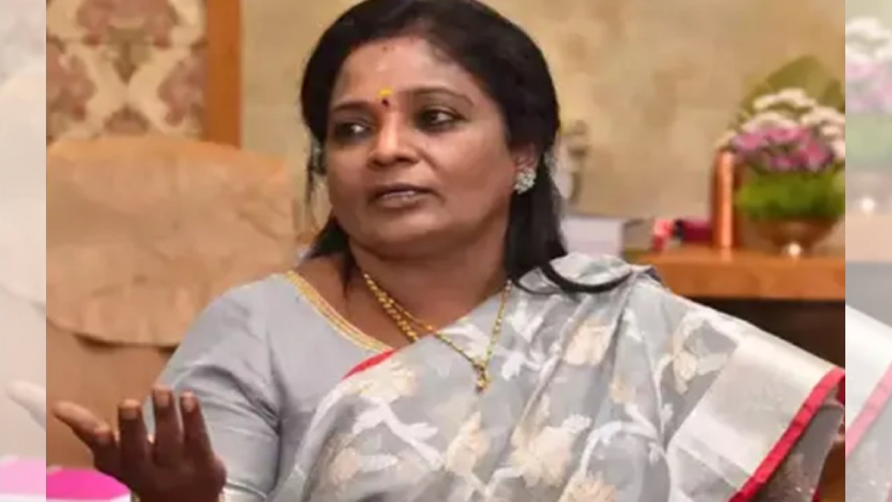 Governor Tamilisai: నా ఫోన్ ట్యాప్ అవుతున్నట్లు అనుమానాలున్నాయి.. తెలంగాణ సర్కార్పై గవర్నర్ తమిళిసై సంచలన వ్యాఖ్యలు Governor Tamilisai: నా ఫోన్ ట్యాప్ అవుతున్నట్లు అనుమానాలున్నాయి.. తెలంగాణ సర్కార్పై గవర్నర్ తమిళిసై సంచలన వ్యాఖ్యలు