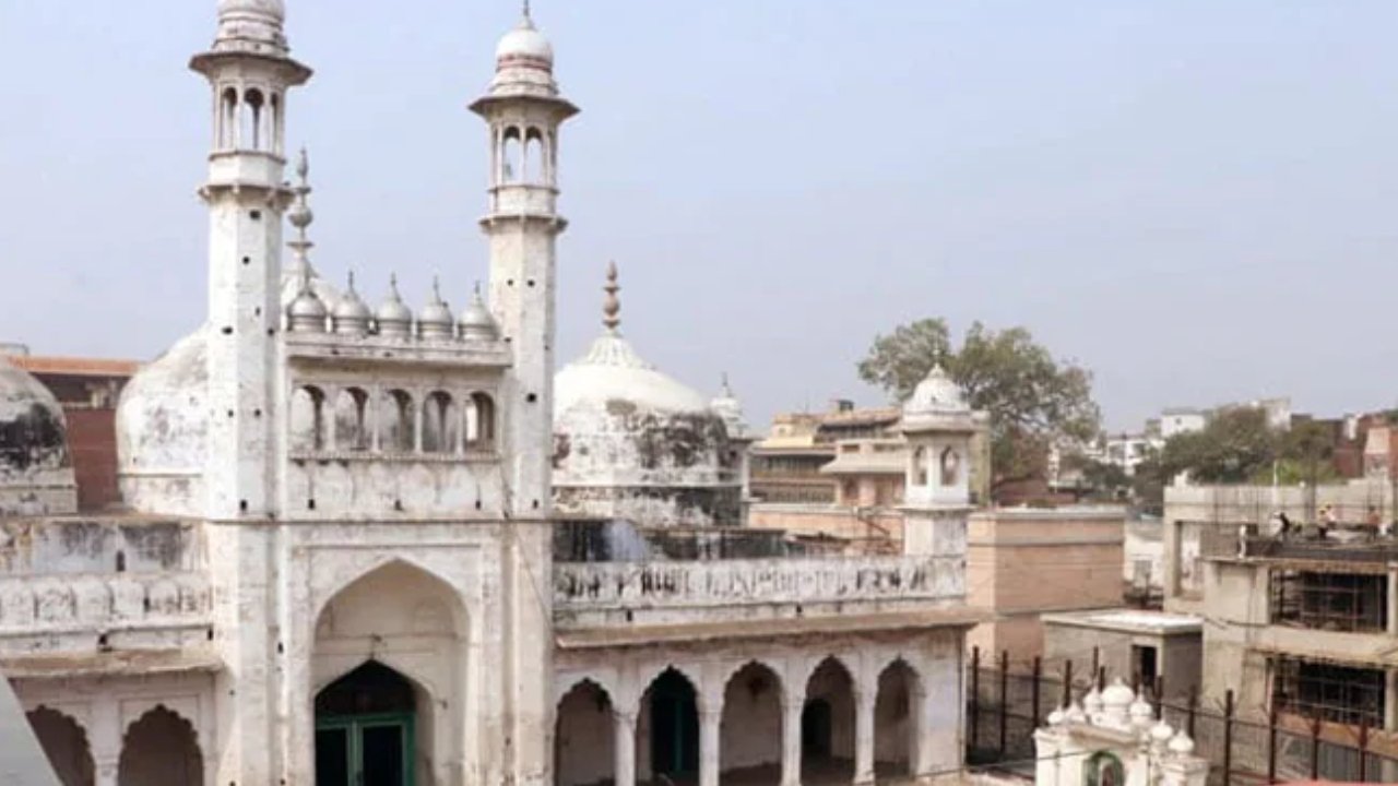 Gyanvapi Mosque: మసీదులో శివలింగానికి పూజలు.. నేడు తీర్పు వెలువరించనున్న కోర్టు Gyanvapi Mosque: మసీదులో శివలింగానికి పూజలు.. నేడు తీర్పు వెలువరించనున్న కోర్టు