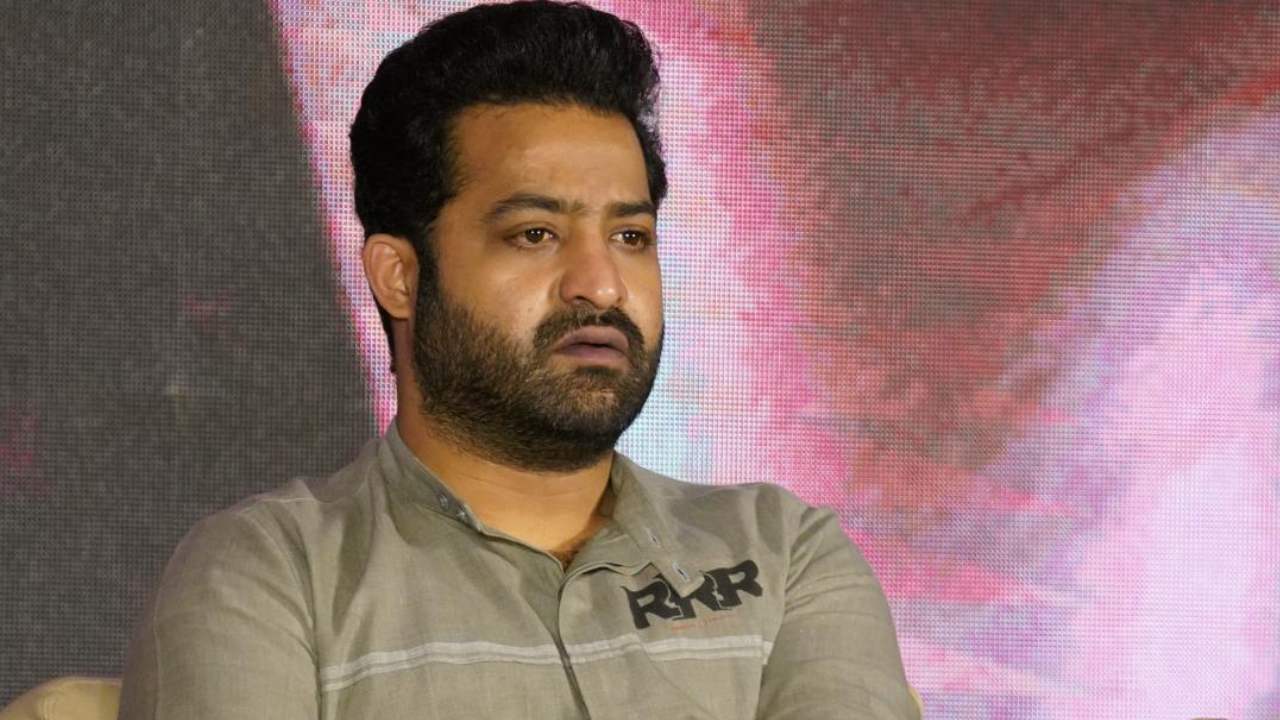 NTR: తారక్కు కథ వినిపించిన మరో డైరెక్టర్.. ఎవరంటే? NTR: తారక్కు కథ వినిపించిన మరో డైరెక్టర్.. ఎవరంటే?