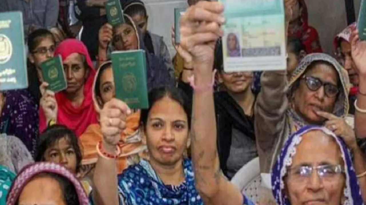 Hindu Refugees: తొలిసారిగా గుజరాత్ ఎన్నికల్లో ఓటు వేయనున్న పాక్ శరణార్థులు Hindu Refugees: తొలిసారిగా గుజరాత్ ఎన్నికల్లో ఓటు వేయనున్న పాక్ శరణార్థులు