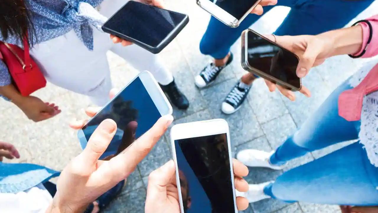 India has over 1.2 bn mobile phone users I&B ministry