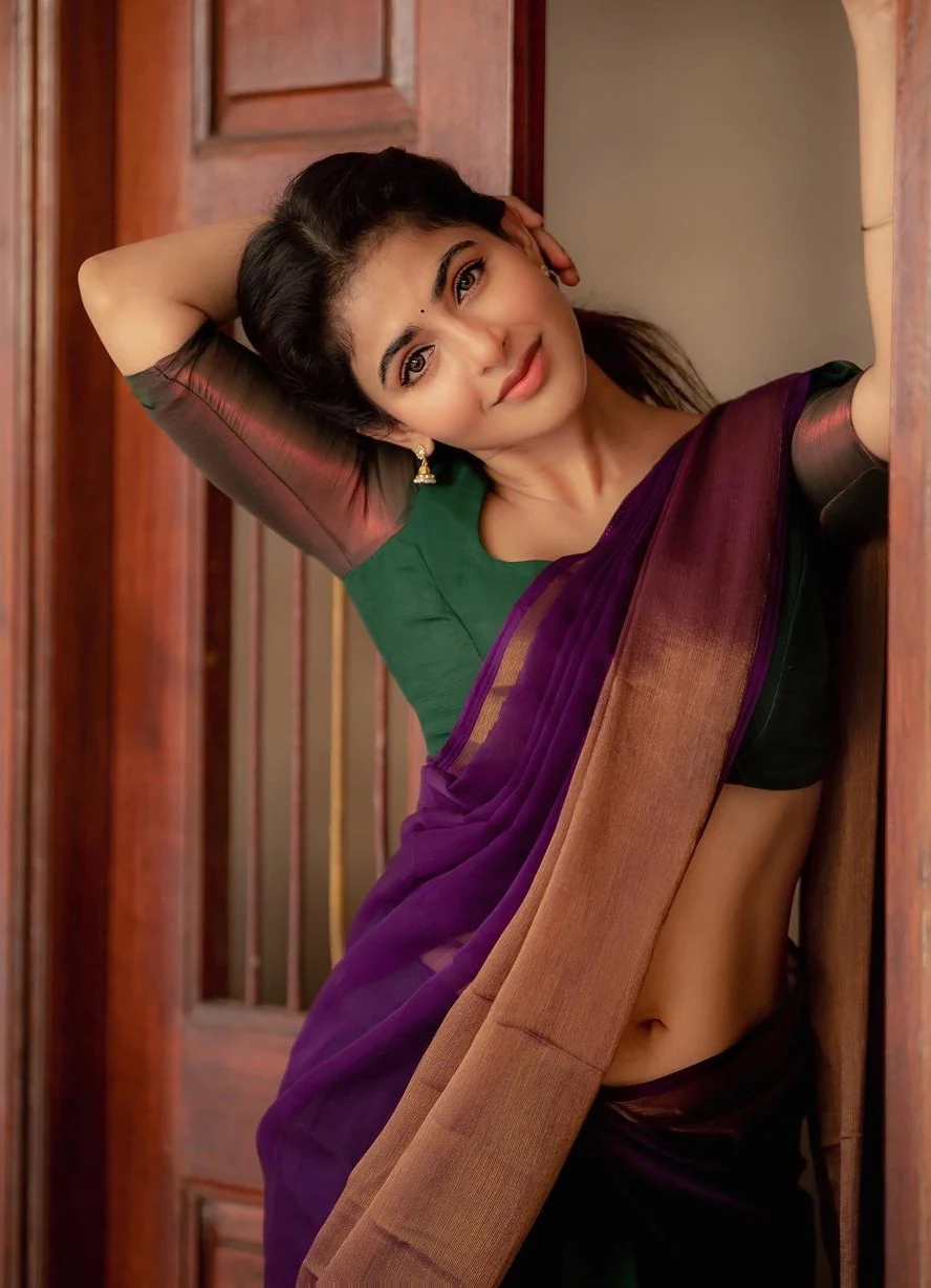 Iswarya Menon is suffocating boys with her navel beauty pic3