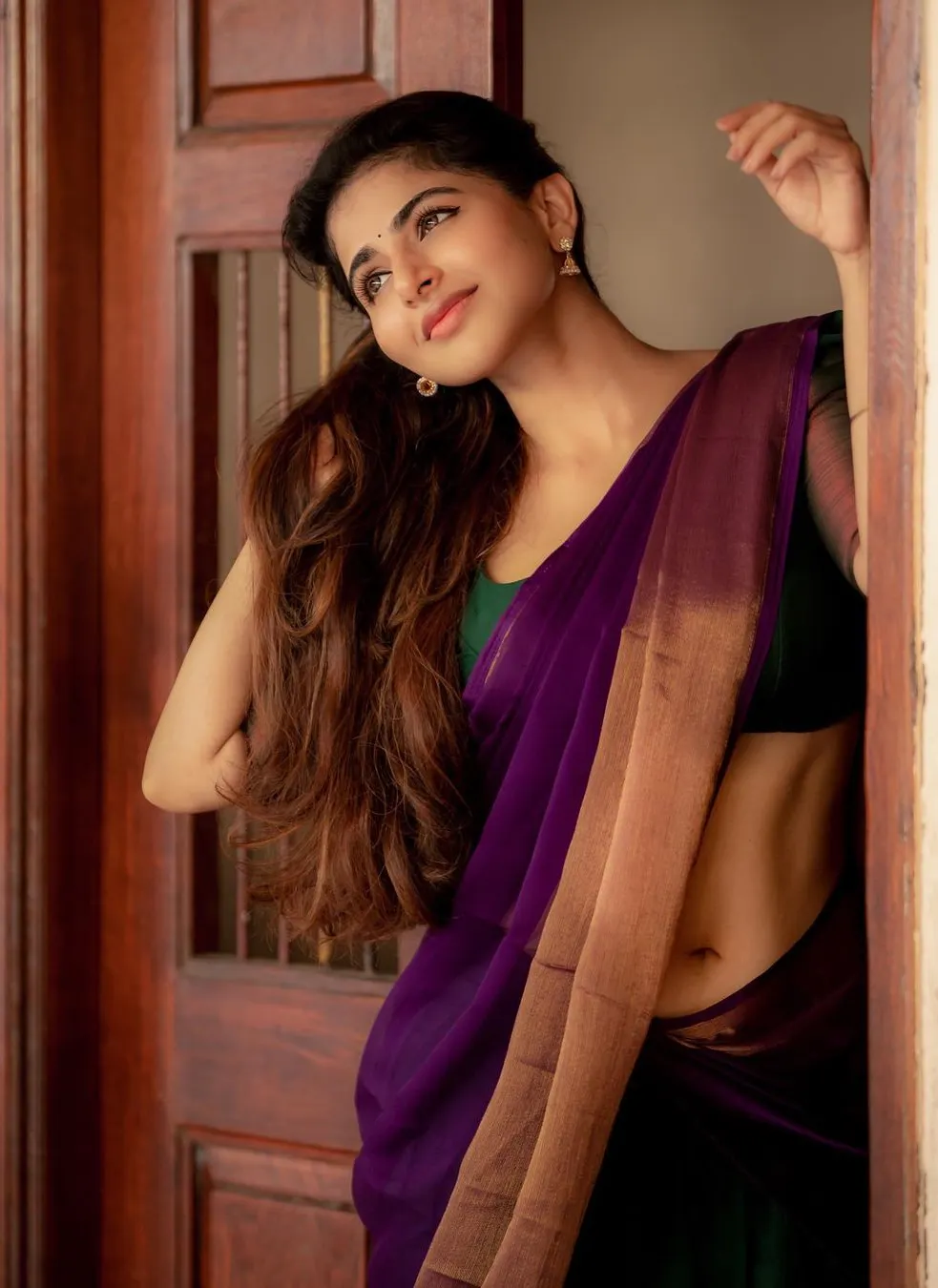 Iswarya Menon is suffocating boys with her navel beauty pic1
