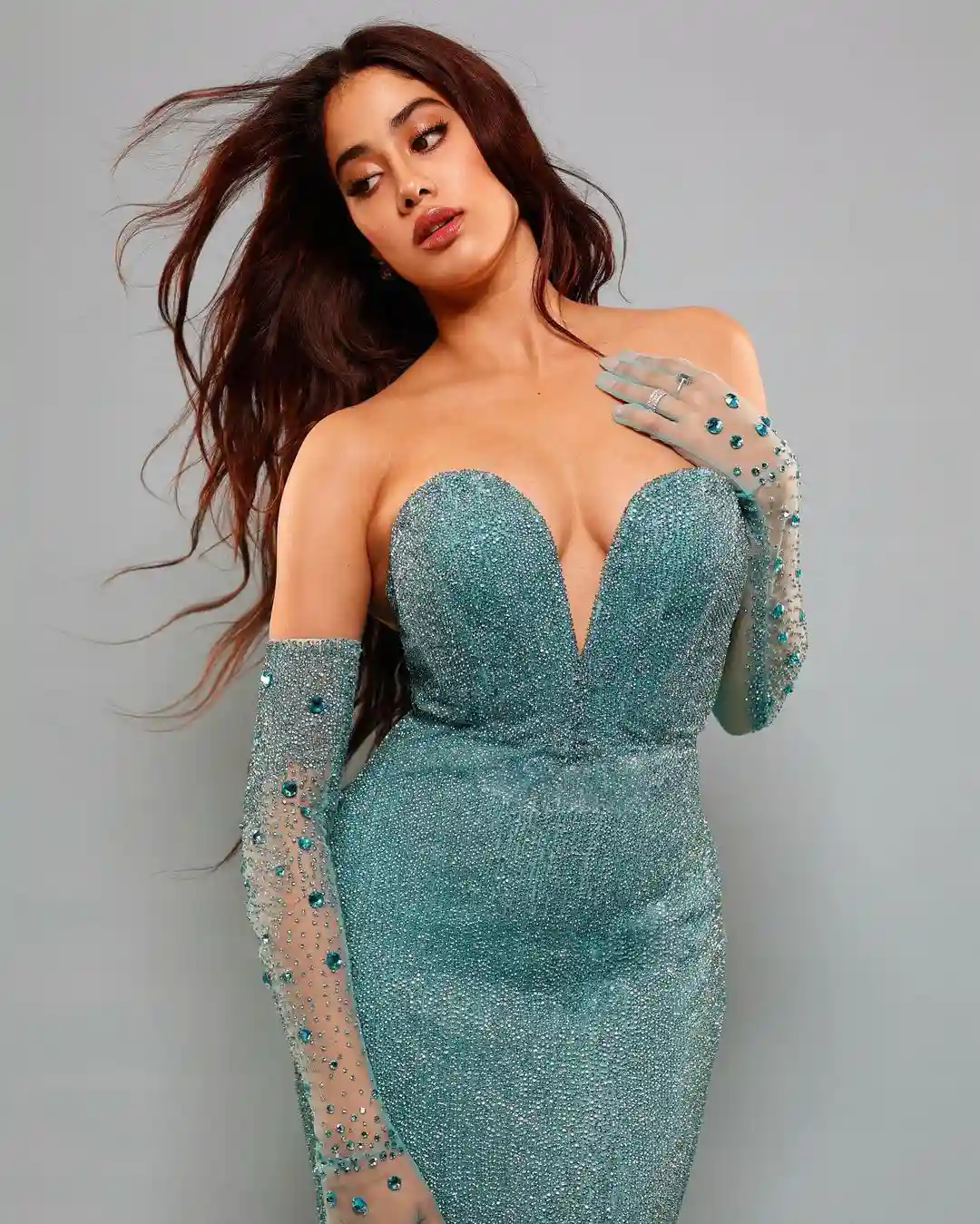 Janhvi Kapoor stunning looks in blue outfit dress still5