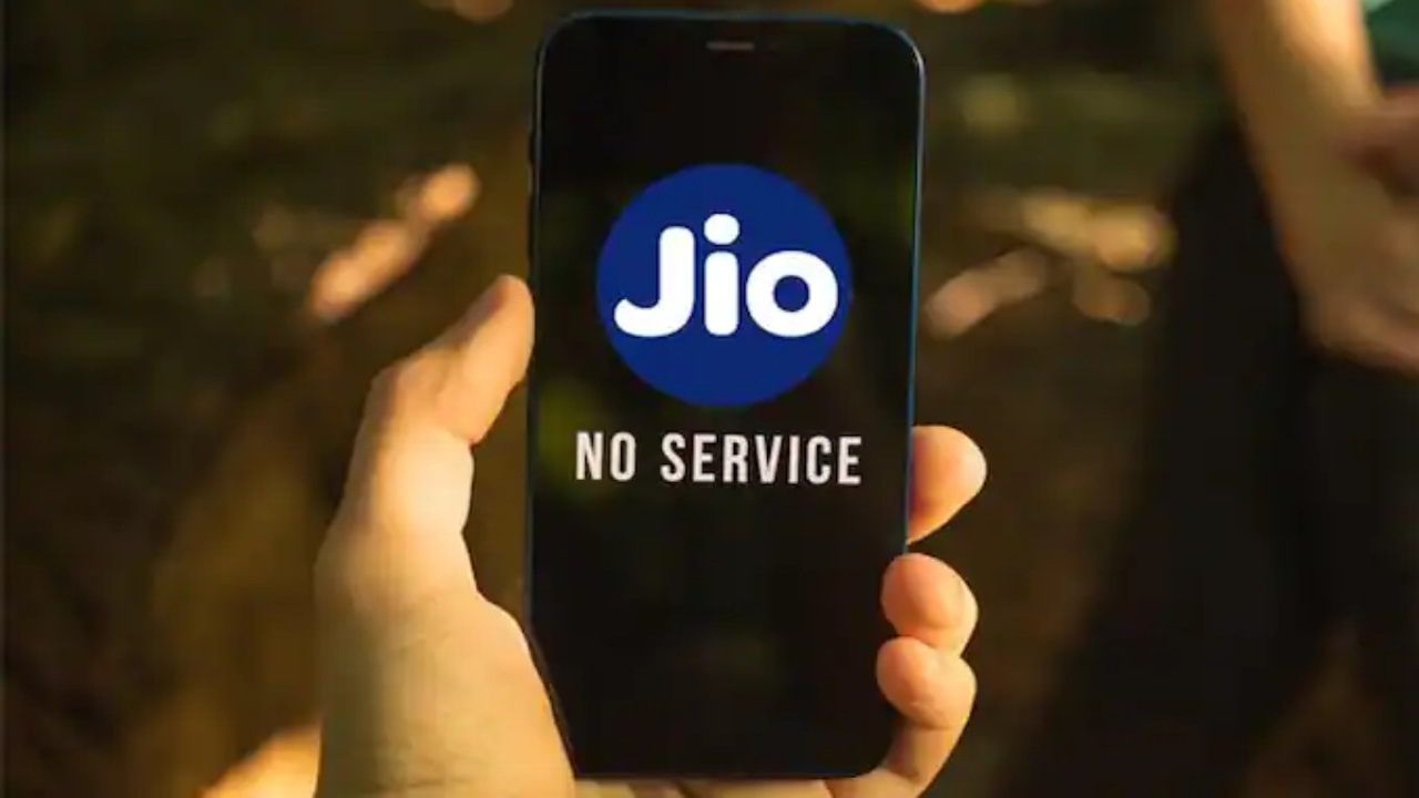 Jio users are unable to make calls, send messages across India