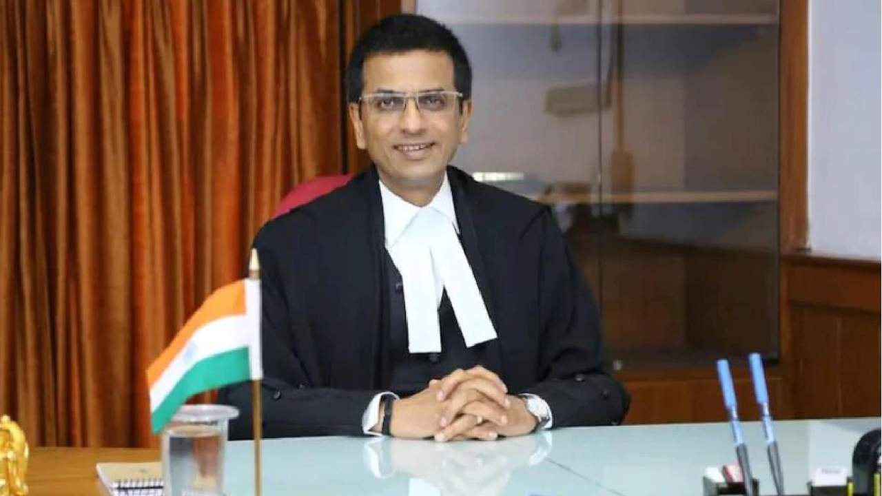 Justice Chandrachud: సుప్రీంకోర్టు ప్రధాన న్యాయమూర్తిగా జస్టిస్ చంద్రచూడ్.. రేపే బాధ్యతల స్వీకరణ Justice Chandrachud: సుప్రీంకోర్టు ప్రధాన న్యాయమూర్తిగా జస్టిస్ చంద్రచూడ్.. రేపే బాధ్యతల స్వీకరణ