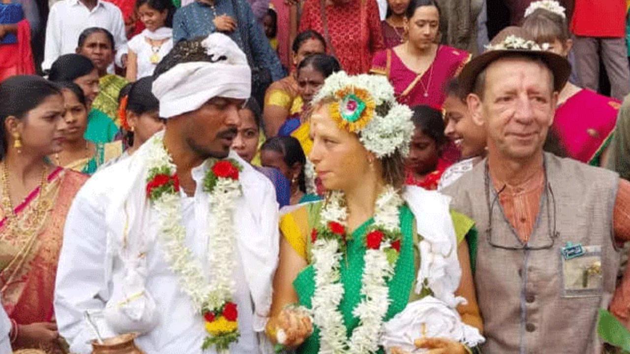 Belgian Girl Married Karnataka Boy: నిజాయితీ మెచ్చి మనువాడింది.. కర్ణాటక ఆటోవాలాను పెళ్లిచేసుకున్న బెల్జియం యువతి Belgian Girl Married Karnataka Boy: నిజాయితీ మెచ్చి మనువాడింది.. కర్ణాటక ఆటోవాలాను పెళ్లిచేసుకున్న బెల్జియం యువతి