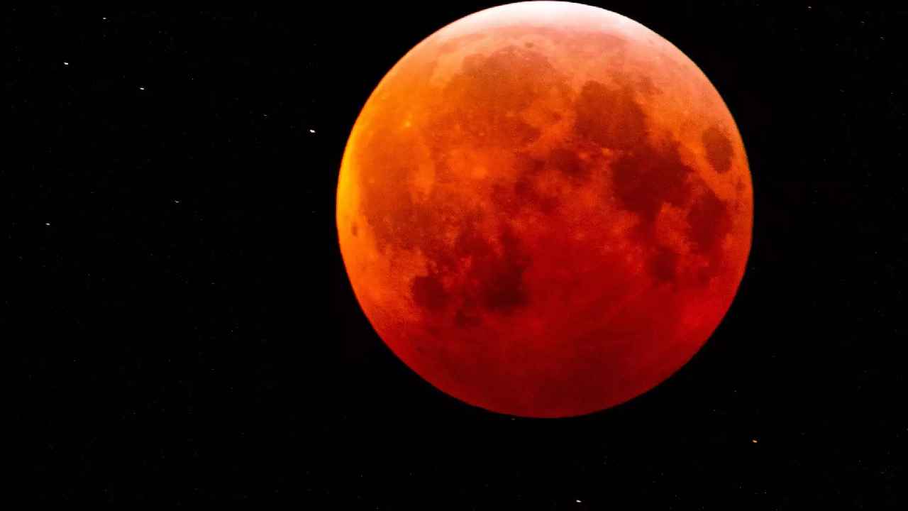 Lunar Eclipse 2022 : ఎరుపెక్కిన చంద్రుడు.. కనువిందు చేస్తున్న బ్లడ్మూన్ Lunar Eclipse 2022 : ఎరుపెక్కిన చంద్రుడు.. కనువిందు చేస్తున్న బ్లడ్మూన్
