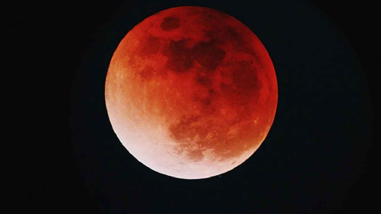 Lunar Eclipse 2022 : నేడే అరుదైన బ్లడ్ మూన్.. ఆకాశంలో అద్భుతాన్ని తప్పకుండా చూడాల్సిందే అంటున్న శాస్త్రవేత్తలు Lunar Eclipse 2022 : నేడే అరుదైన బ్లడ్ మూన్.. ఆకాశంలో అద్భుతాన్ని తప్పకుండా చూడాల్సిందే అంటున్న శాస్త్రవేత్తలు