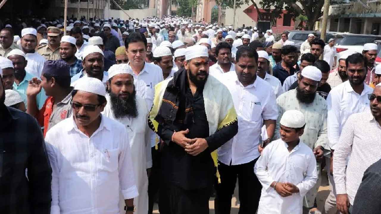 MLA Anil Kumar : అయ్యప్ప దీక్షలో ఉంటూ ముస్లిం టోపీ పెట్టుకోవడంపై వివాదం.. వైసీపీ ఎమ్మెల్యే అనిల్ ఎదురుదాడి MLA Anil Kumar : అయ్యప్ప దీక్షలో ఉంటూ ముస్లిం టోపీ పెట్టుకోవడంపై వివాదం.. వైసీపీ ఎమ్మెల్యే అనిల్ ఎదురుదాడి