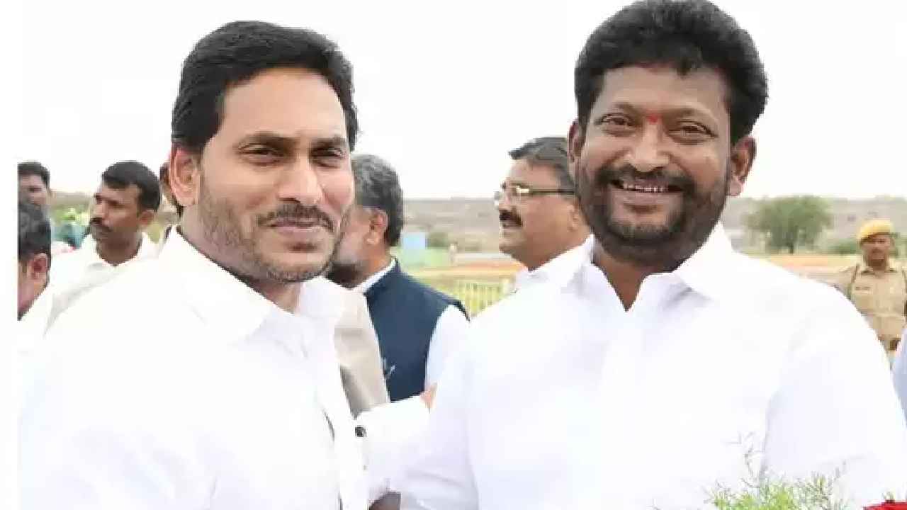 MLC Challa Bhageerath Reddy : వైసీపీ ఎమ్మెల్సీ చల్లా భగీరథ రెడ్డి కన్నుమూత, తీవ్ర విషాదంలో కుటుంబసభ్యులు MLC Challa Bhageerath Reddy : వైసీపీ ఎమ్మెల్సీ చల్లా భగీరథ రెడ్డి కన్నుమూత, తీవ్ర విషాదంలో కుటుంబసభ్యులు