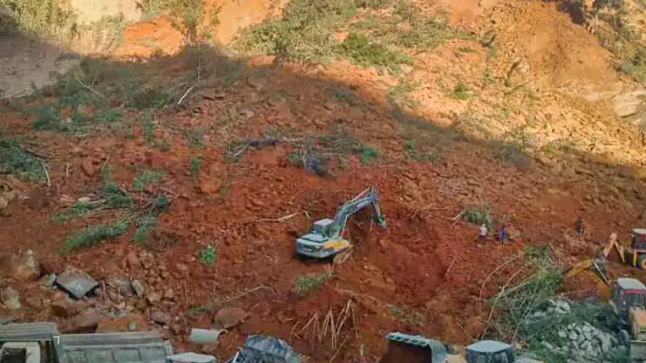 Mizoram Stone Quarry Collapsed: మిజోరాం క్వారీ ప్రమాద ఘటనలో 8మంది మృతి, కొనసాగుతున్న సహాయక చర్యలు Mizoram Stone Quarry Collapsed: మిజోరాం క్వారీ ప్రమాద ఘటనలో 8మంది మృతి, కొనసాగుతున్న సహాయక చర్యలు