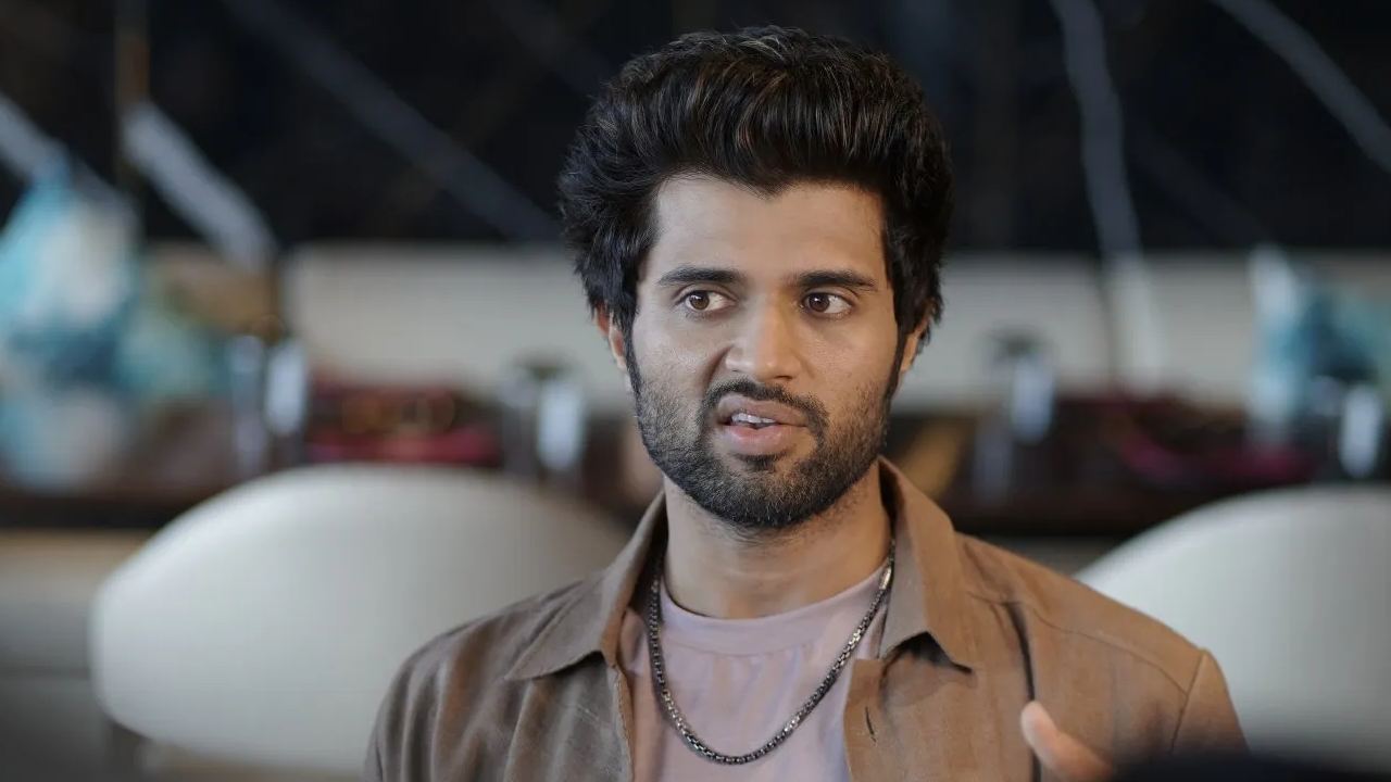 Vijay Devarkonda: రౌడీ స్టార్ను డైరెక్ట్ చేయబోతున్న క్లాస్ చిత్రాల డైరెక్టర్.. వర్కవుట్ అయ్యేనా? Vijay Devarkonda: రౌడీ స్టార్ను డైరెక్ట్ చేయబోతున్న క్లాస్ చిత్రాల డైరెక్టర్.. వర్కవుట్ అయ్యేనా?