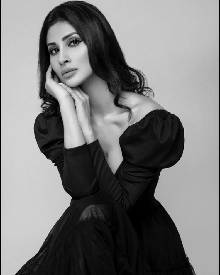 Mouni Roy Glamorous Pose Will Stun You