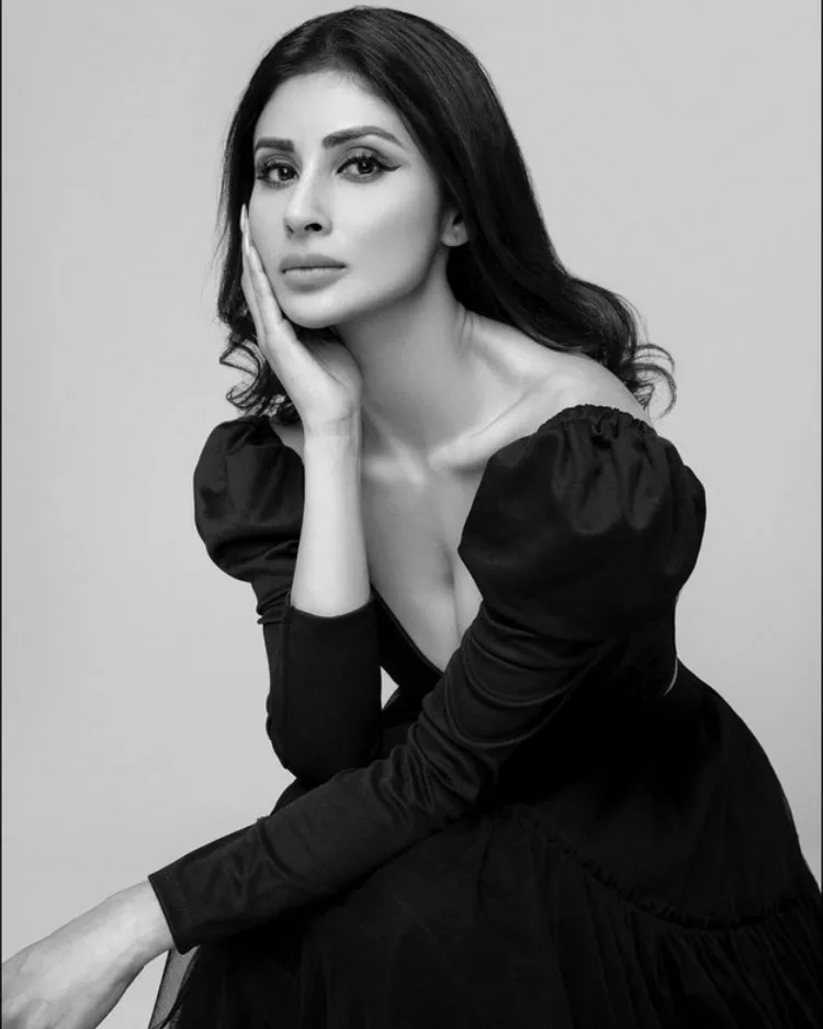Mouni Roy Glamorous Pose Will Stun You
