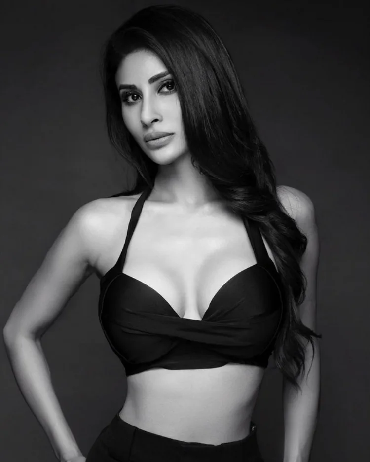 Mouni Roy Glamorous Pose Will Stun You