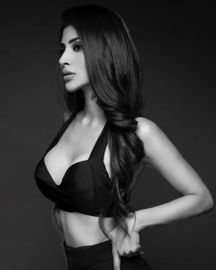 Mouni Roy Glamorous Pose Will Stun You