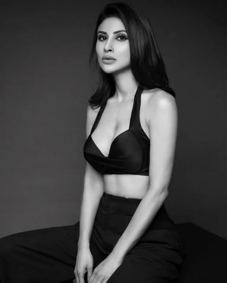 Mouni Roy Glamorous Pose Will Stun You