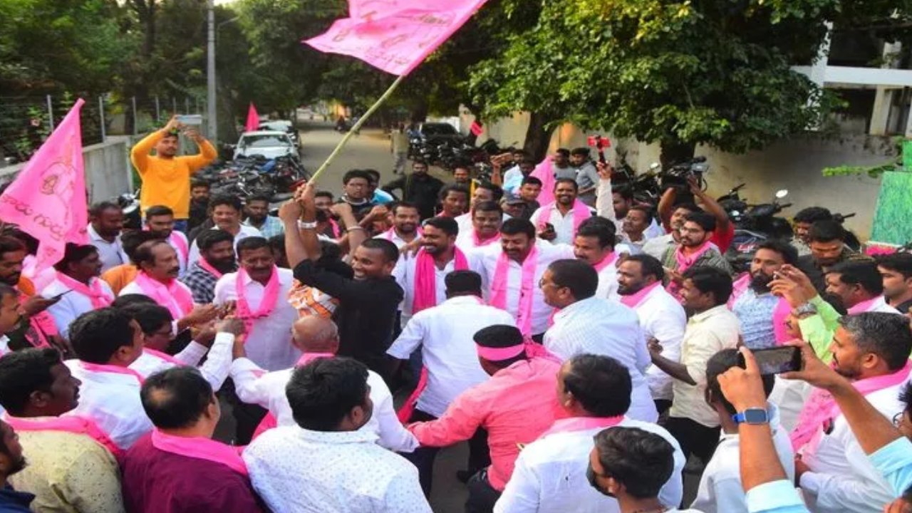 Munugode ByElection Results: మునుగోడు ఉపపోరులో తప్పిన టీఆర్ఎస్ అంచనా.. మెజార్టీ తగ్గడానికి ప్రధాన కారణం వారేనా? Munugode ByElection Results: మునుగోడు ఉపపోరులో తప్పిన టీఆర్ఎస్ అంచనా.. మెజార్టీ తగ్గడానికి ప్రధాన కారణం వారేనా?