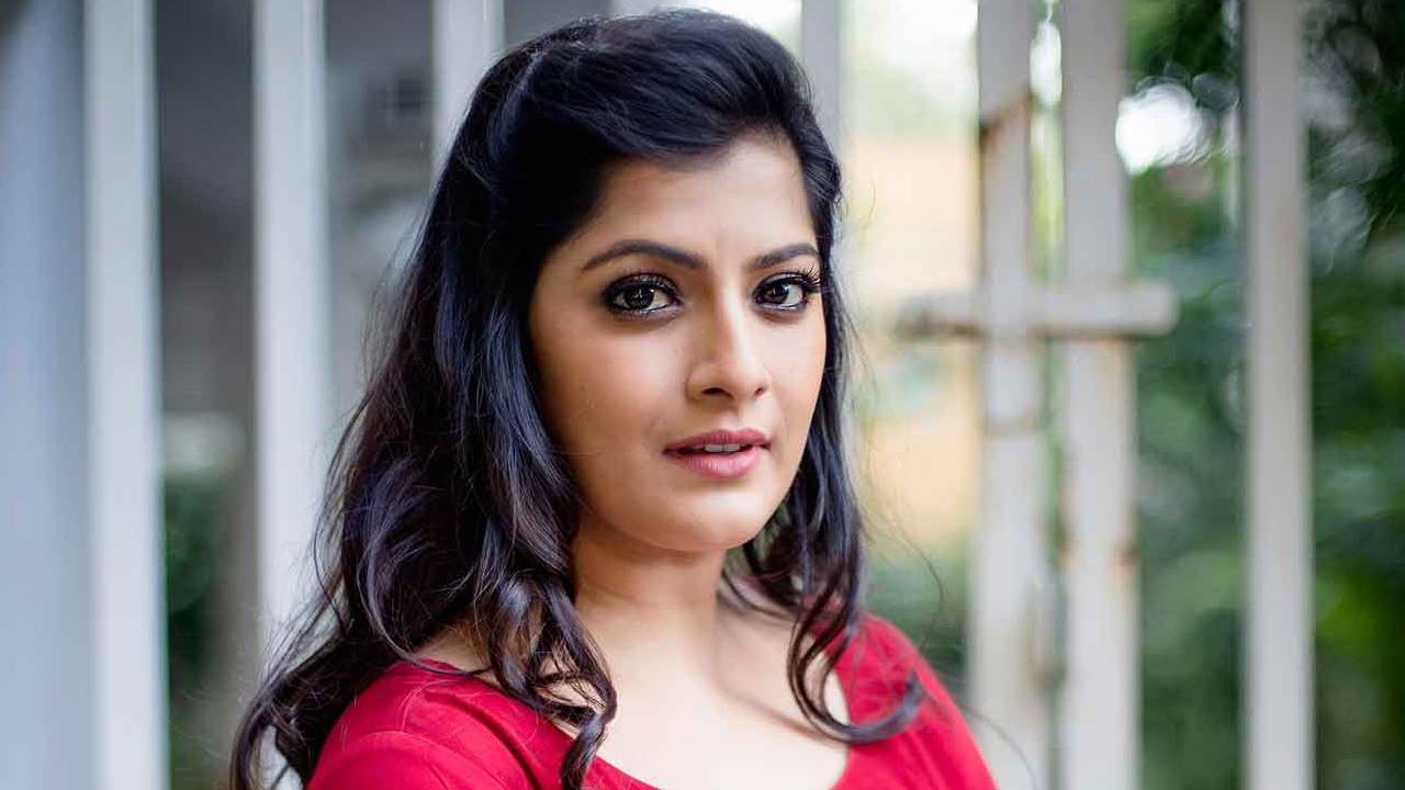 Varalaxmi Sarath Kumar: బాలయ్యకే షాకిచ్చిన జయమ్మ డైలాగ్.. ఒకటి కాదు రెండు కాదు.. ఏకంగా 5 పేజీలు! Varalaxmi Sarath Kumar: బాలయ్యకే షాకిచ్చిన జయమ్మ డైలాగ్.. ఒకటి కాదు రెండు కాదు.. ఏకంగా 5 పేజీలు!