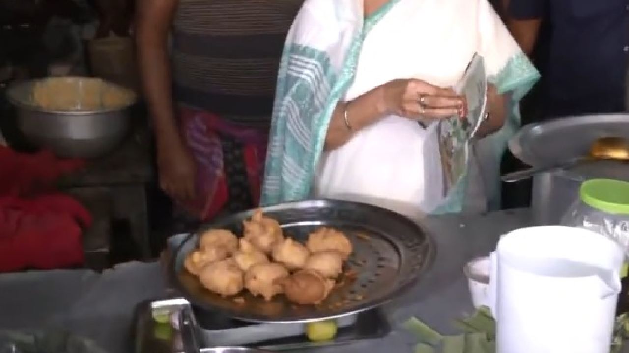 Mamata Banerjee: రోడ్డు పక్కన కాన్వాయ్ ఆపి.. హోటల్లో కస్టమర్లకు వడలు అందించిన సీఎం మమత Mamata Banerjee: రోడ్డు పక్కన కాన్వాయ్ ఆపి.. హోటల్లో కస్టమర్లకు వడలు అందించిన సీఎం మమత