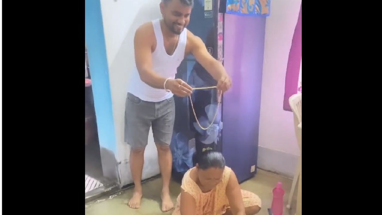 Viral Video: తల్లి మెడలో బంగారు గొలుసు వేసి సర్ప్రైజ్ ఇచ్చిన కుమారుడు Viral Video: తల్లి మెడలో బంగారు గొలుసు వేసి సర్ప్రైజ్ ఇచ్చిన కుమారుడు