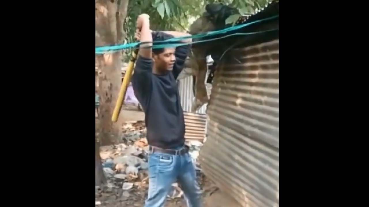 Viral Video: గర్భంతో ఉన్న కుక్కను తీవ్రంగా కొట్టిన కాలేజీ విద్యార్థులు.. వీడియో వైరల్ Viral Video: గర్భంతో ఉన్న కుక్కను తీవ్రంగా కొట్టిన కాలేజీ విద్యార్థులు.. వీడియో వైరల్