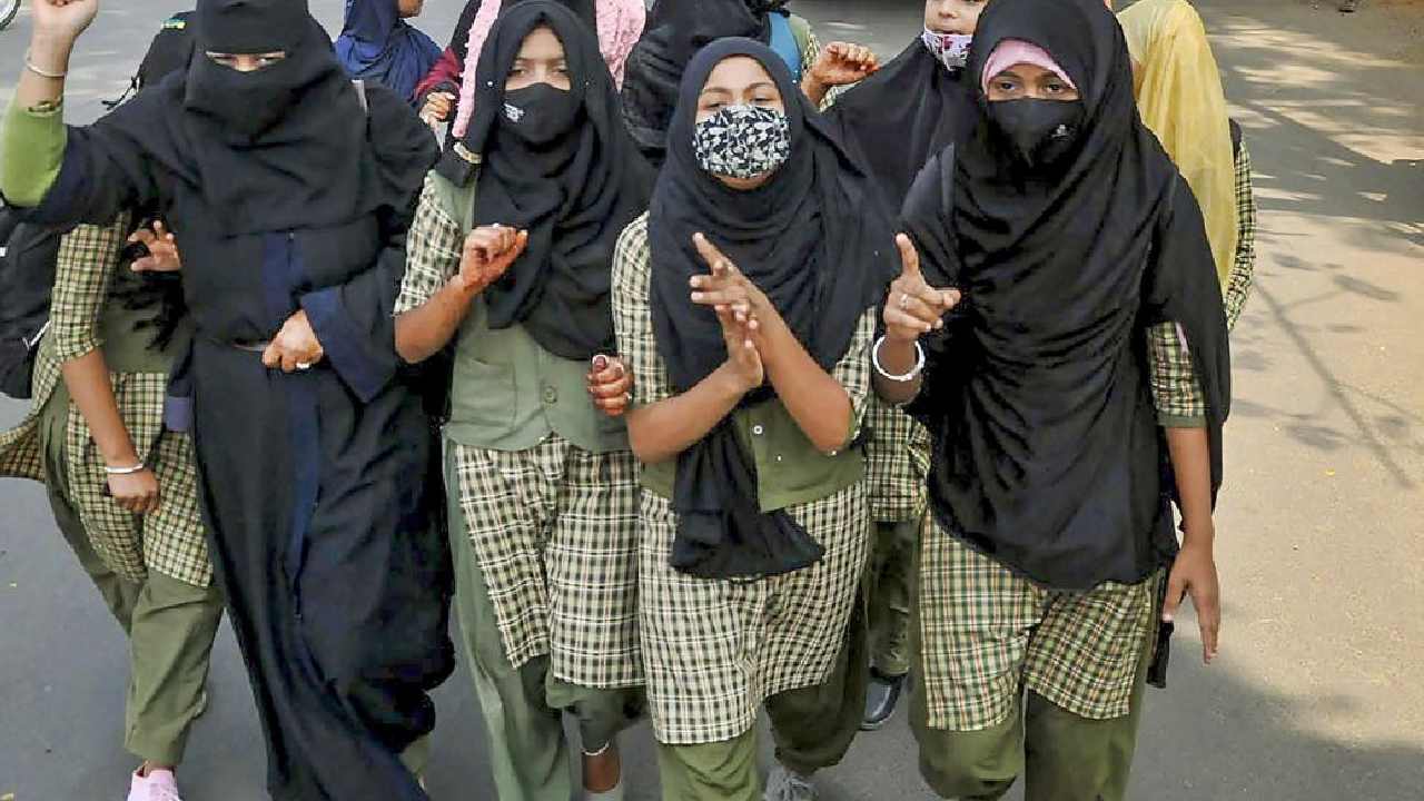 Hijab Row: హిజాబ్ ధరించి కొందరు పరీక్ష రాస్తున్నారని.. కాషాయ కండువాలతో వచ్చిన మరికొందరు విద్యార్థులు Hijab Row: హిజాబ్ ధరించి కొందరు పరీక్ష రాస్తున్నారని.. కాషాయ కండువాలతో వచ్చిన మరికొందరు విద్యార్థులు