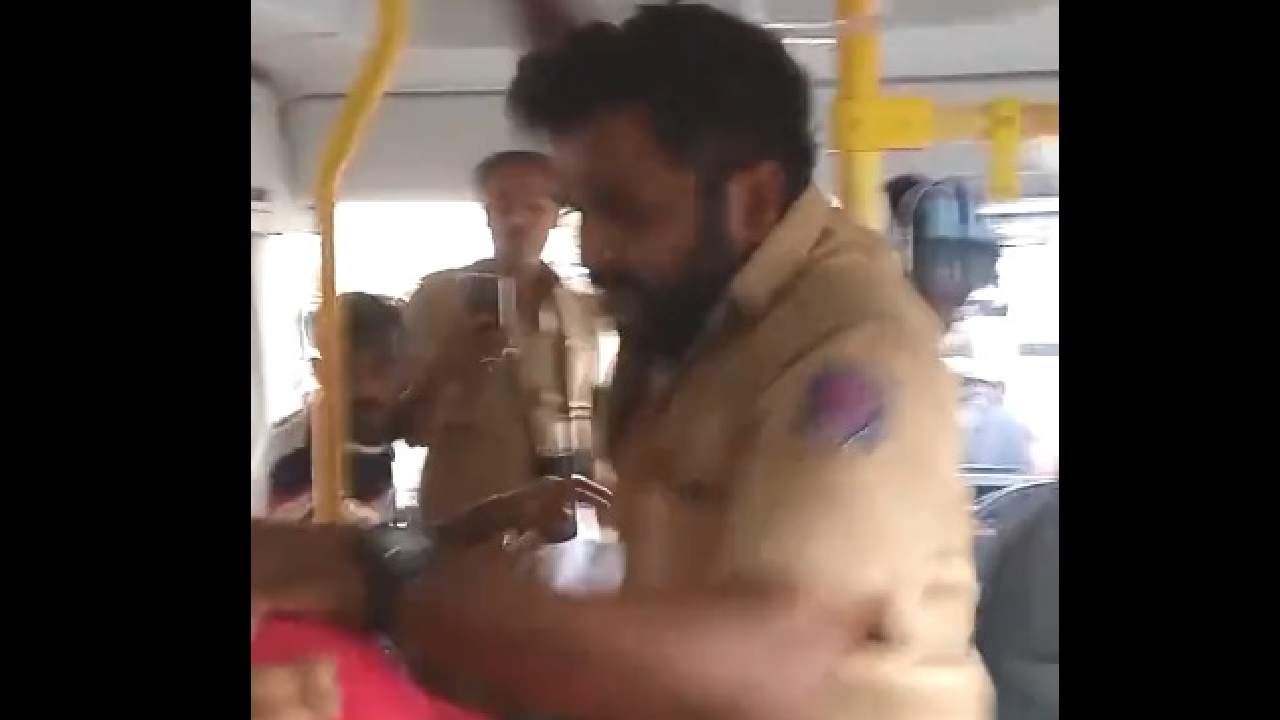 Viral Video: బస్సులో ఓ వ్యక్తిని చితగ్గొట్టిన డ్రైవర్.. తీవ్రగాయాలు Viral Video: బస్సులో ఓ వ్యక్తిని చితగ్గొట్టిన డ్రైవర్.. తీవ్రగాయాలు