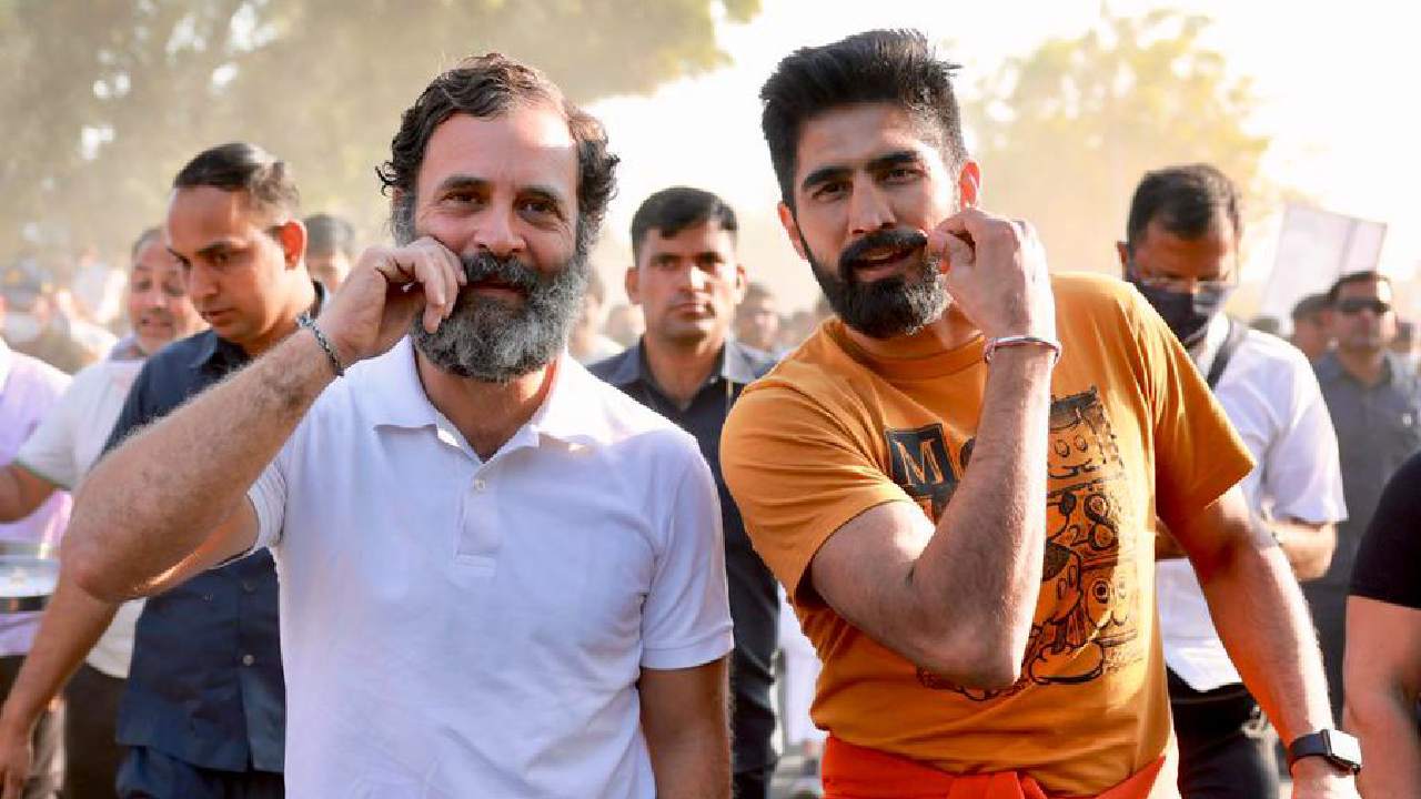 Bharat Jodo Yatra: పాదయాత్రలో బాక్సర్తో కలిసి మీసాలు తిప్పిన రాహుల్ గాంధీ Bharat Jodo Yatra: పాదయాత్రలో బాక్సర్తో కలిసి మీసాలు తిప్పిన రాహుల్ గాంధీ
