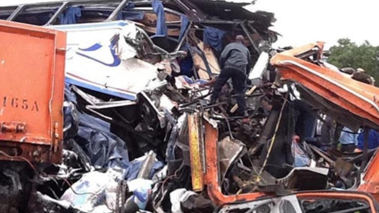 Nigeria Road Accident: నైజీరియాలో ఢీకొన్న మూడు బస్సులు.. 37మంది మృతి Nigeria Road Accident: నైజీరియాలో ఢీకొన్న మూడు బస్సులు.. 37మంది మృతి