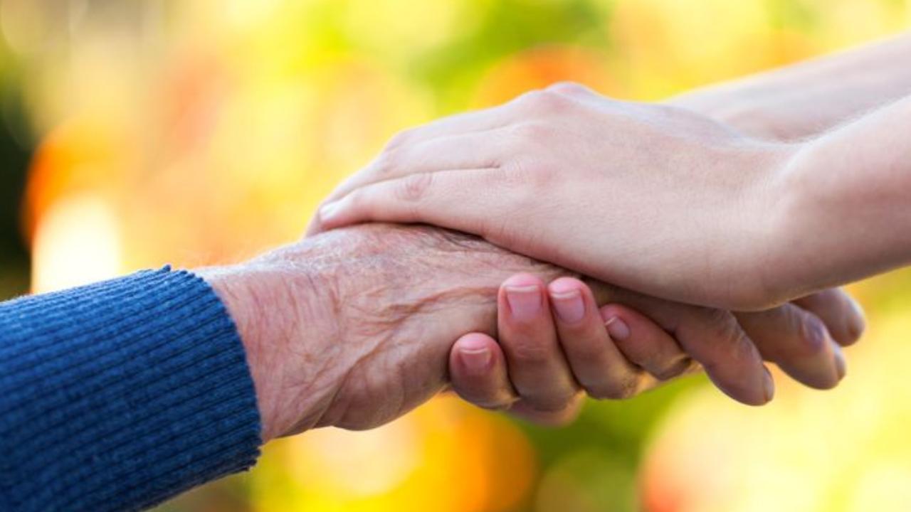 Old Man Reached Home: తుపాన్ సమయంలో తప్పిపోయి.. 23ఏళ్ల తరువాత ఇంటికి చేరిన వృద్ధుడు.. కొడుకులు ఏం చేశారంటే.. Old Man Reached Home: తుపాన్ సమయంలో తప్పిపోయి.. 23ఏళ్ల తరువాత ఇంటికి చేరిన వృద్ధుడు.. కొడుకులు ఏం చేశారంటే..