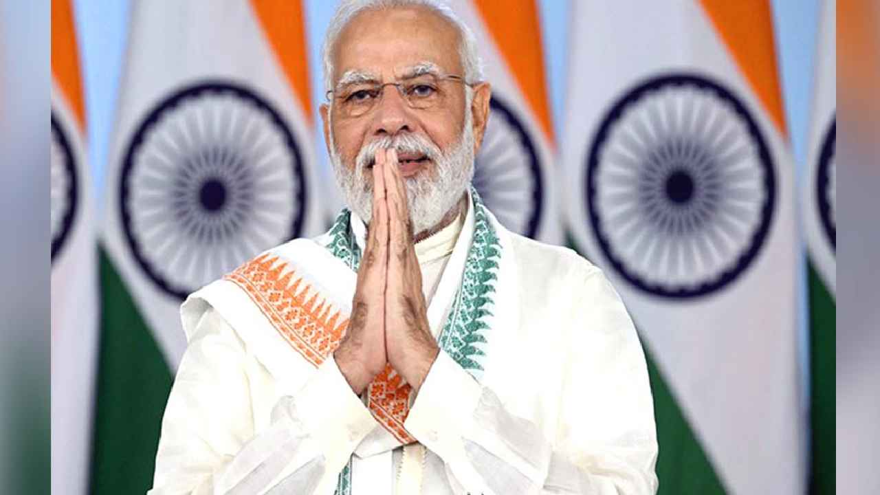 PM Modi Visakhapatnam : విశాఖ చేరుకున్న ప్రధాని మోదీ.. స్వాగతం పలికిన గవర్నర్, సీఎం జగన్ PM Modi Visakhapatnam : విశాఖ చేరుకున్న ప్రధాని మోదీ.. స్వాగతం పలికిన గవర్నర్, సీఎం జగన్