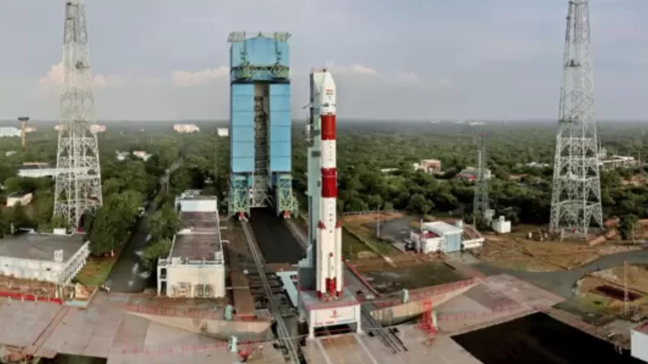 PSLV-C54 Launch: నేడు నింగిలోకి పీఎస్ఎల్వీ సీ54.. ఇస్రో చైర్మన్ ప్రత్యేక పూజలు PSLV-C54 Launch: నేడు నింగిలోకి పీఎస్ఎల్వీ సీ54.. ఇస్రో చైర్మన్ ప్రత్యేక పూజలు