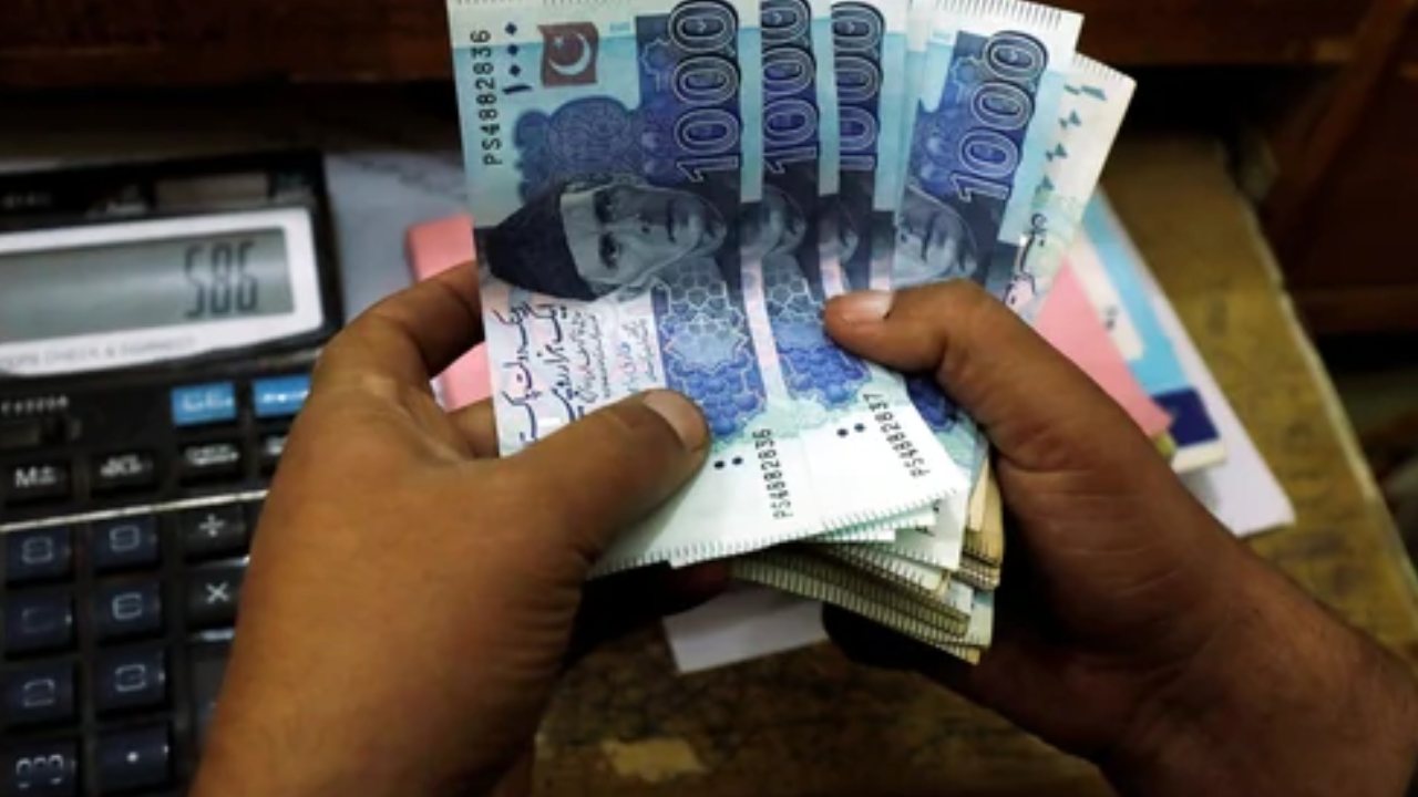 Pak Cop Gets ₹100 Million In Bank Account : రాత్రికి రాత్రే లక్షాధికారి.. పాక్ పోలీసు అధికారి బ్యాంక్ అకౌంట్లో రూ.100 మిలియన్లు జమ Pak Cop Gets ₹100 Million In Bank Account : రాత్రికి రాత్రే లక్షాధికారి.. పాక్ పోలీసు అధికారి బ్యాంక్ అకౌంట్లో రూ.100 మిలియన్లు జమ