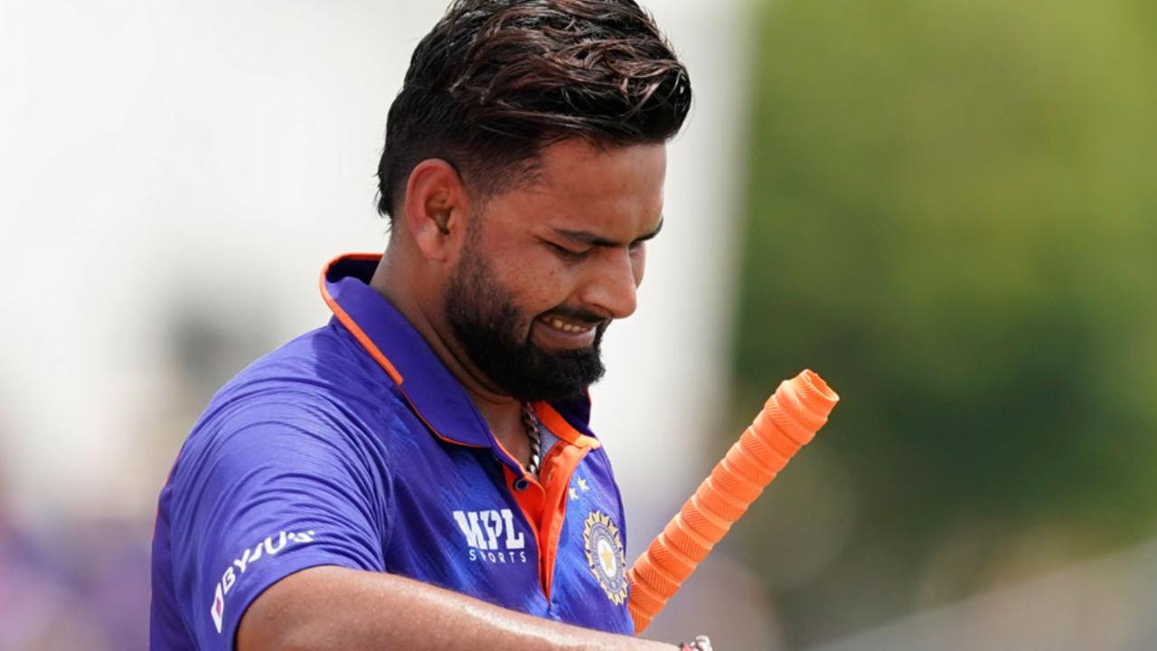 Rishabh Pant: ఓపెనర్గా వెళ్లినా విఫలమయ్యాడు..! క్రికెటర్ రిషబ్ పంత్ పేలవ ప్రదర్శనపై మండిపడుతున్న ఫ్యాన్స్ Rishabh Pant: ఓపెనర్గా వెళ్లినా విఫలమయ్యాడు..! క్రికెటర్ రిషబ్ పంత్ పేలవ ప్రదర్శనపై మండిపడుతున్న ఫ్యాన్స్