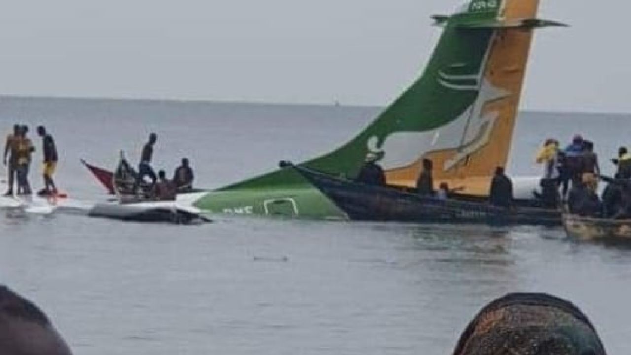 Passenger Plane: నదిలో కూలిన ప్యాసింజర్ విమానం.. కొనసాగుతున్న సహాయక చర్యలు Passenger Plane: నదిలో కూలిన ప్యాసింజర్ విమానం.. కొనసాగుతున్న సహాయక చర్యలు
