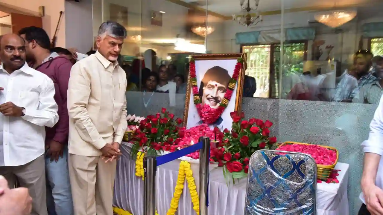 Politicians Pays Tribute To Superstar Krishna