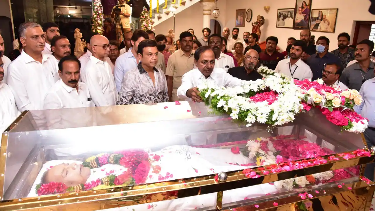 Politicians Pays Tribute To Superstar Krishna