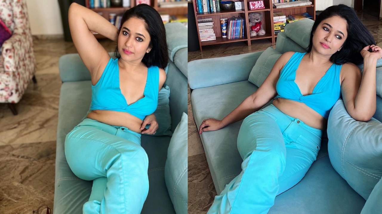 Poonam Bajwa Sizzling Pics In Sofa