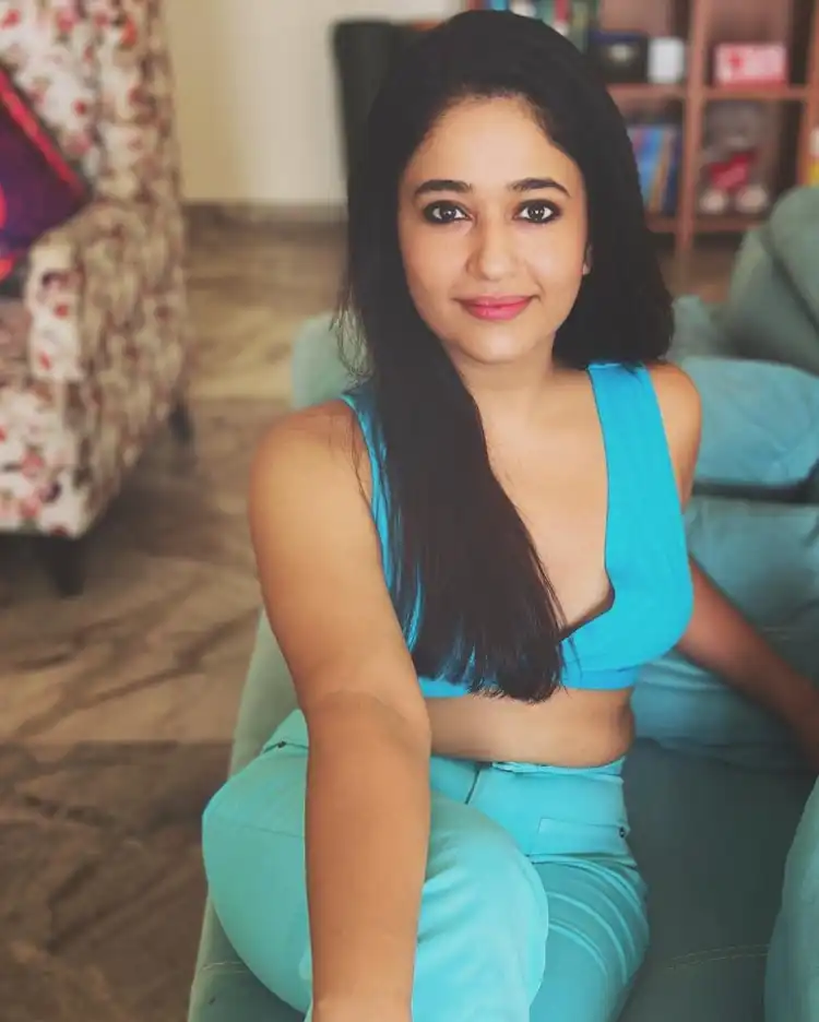 Poonam Bajwa Sizzling Pics In Sofa