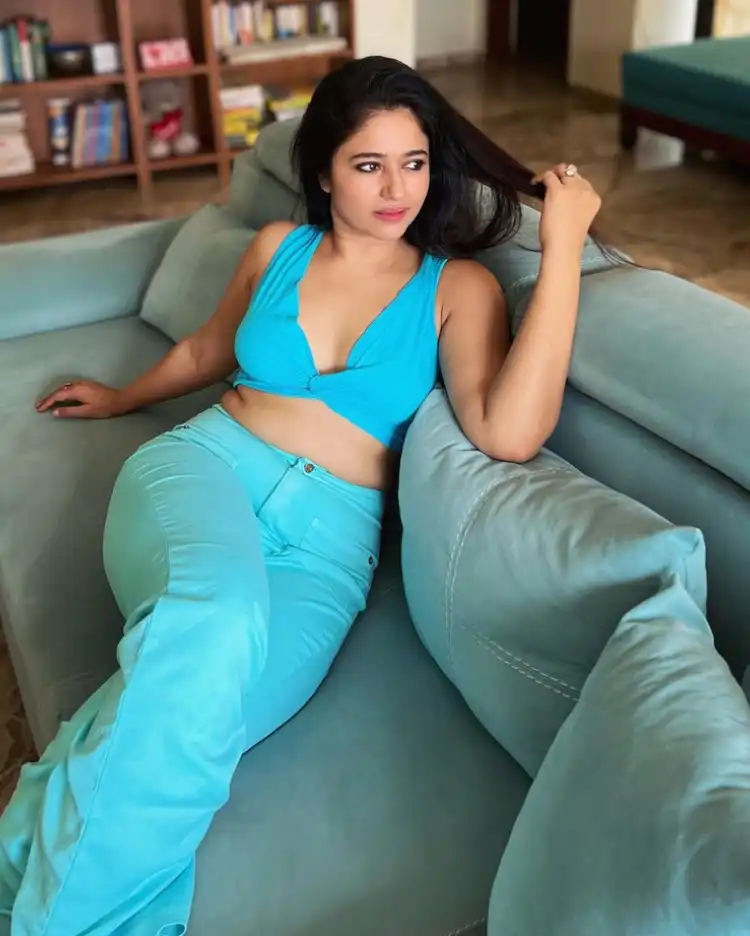 Poonam Bajwa Sizzling Pics In Sofa