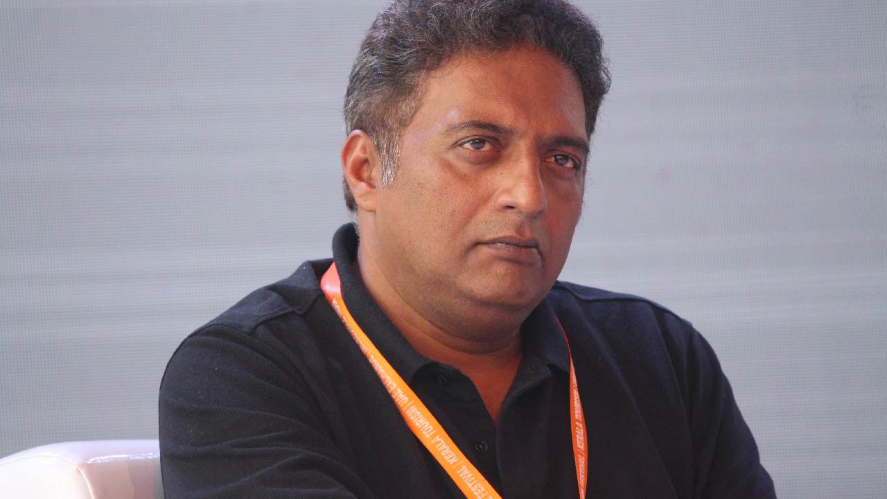 Prakash Raj: తెలంగాణాలో ఎమ్మెల్యే ల కొనుగోలు పై ప్రకాష్ రాజ్ సంచలన ట్విట్.. Prakash Raj: తెలంగాణాలో ఎమ్మెల్యే ల కొనుగోలు పై ప్రకాష్ రాజ్ సంచలన ట్విట్..